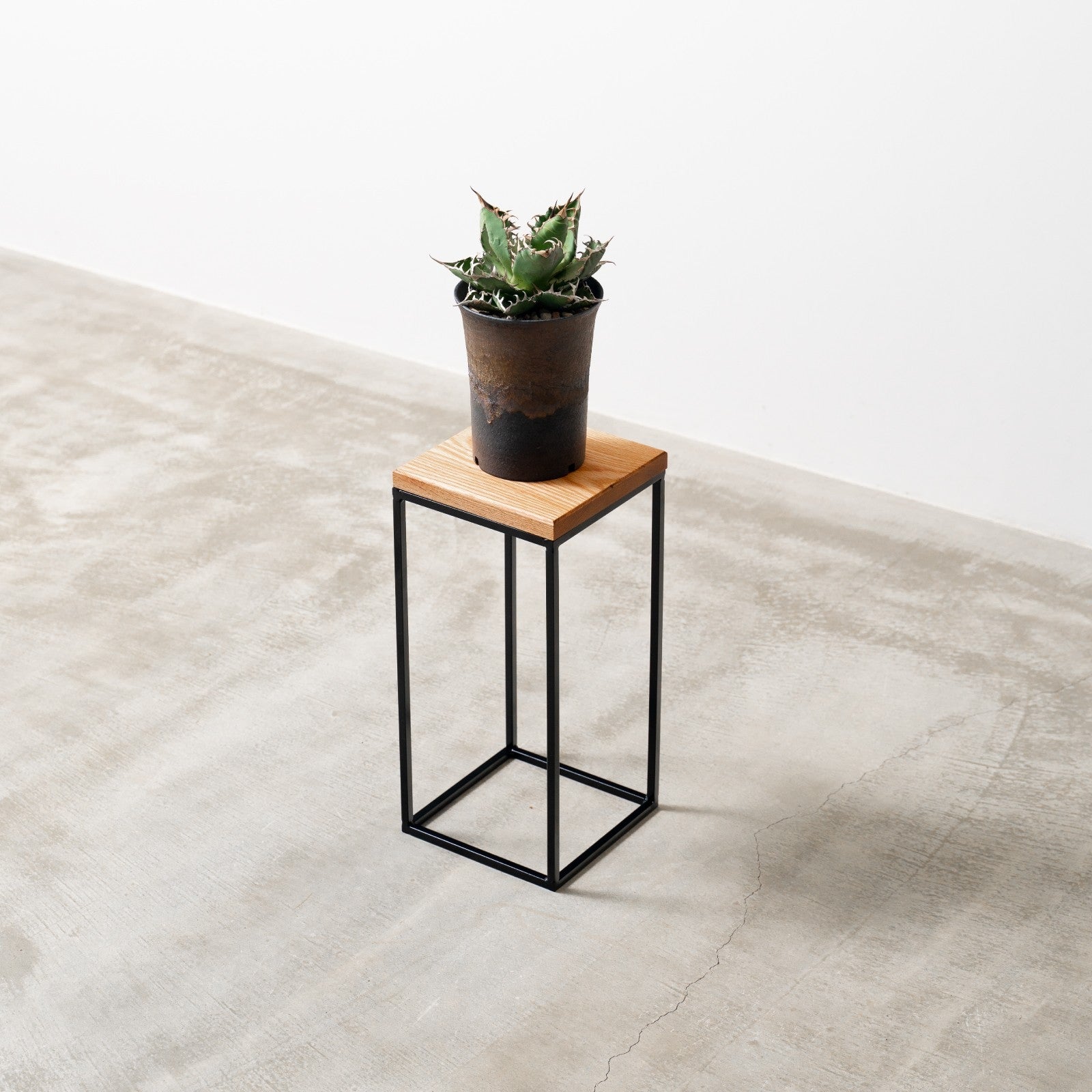 Planter stand, black color